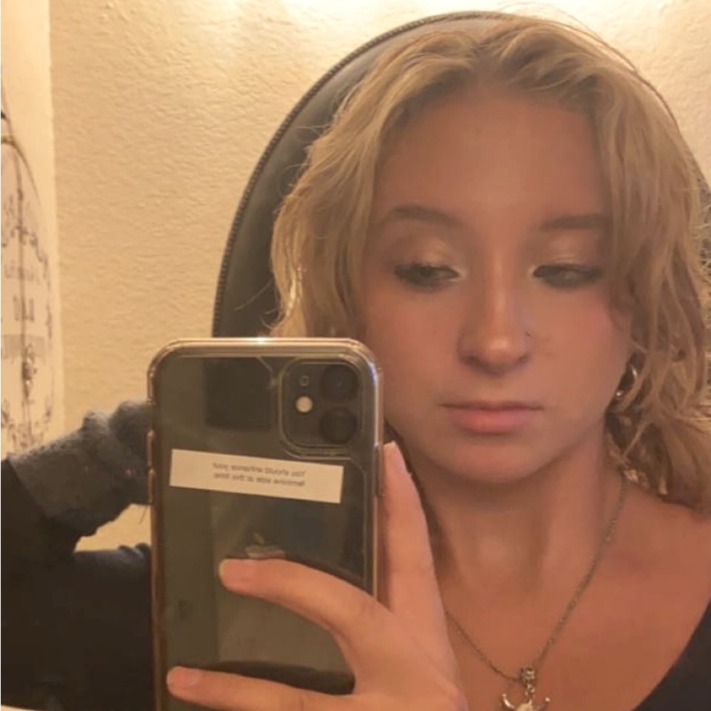 Meet your Posher, Chloe